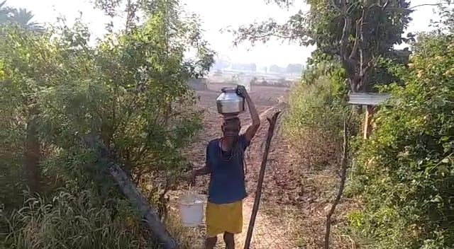 पहाड़ी चढ़कर पानी लाने को मजबूर हैं ग्रामवासी, जिम्मेदारों द्वारा नहीं की जा रही है कोई व्यवस्था | New India Times