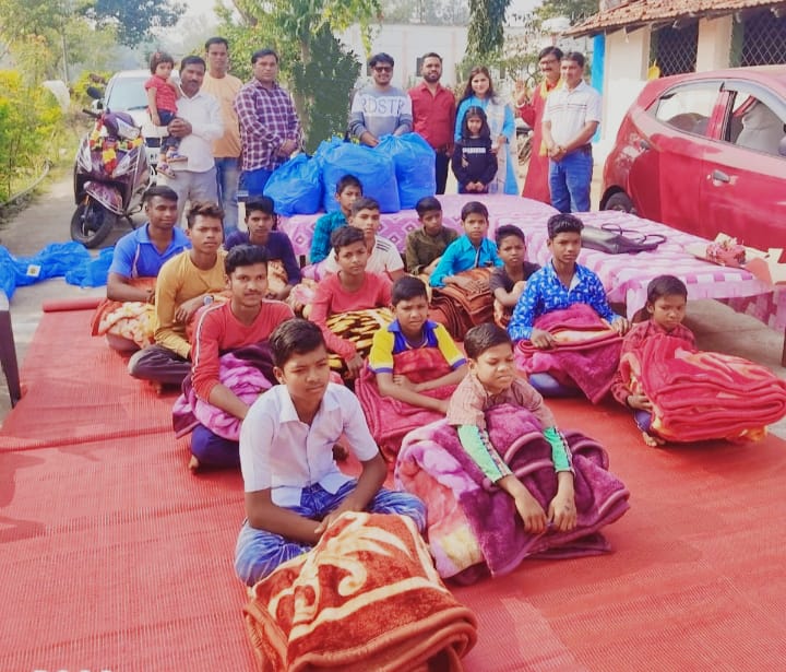 कड़कड़ाती ठंड से बचाने के लिए बच्चों को बांटे गए कंबल, कंबल पाकर उत्साहित हुए बच्चे | New India Times