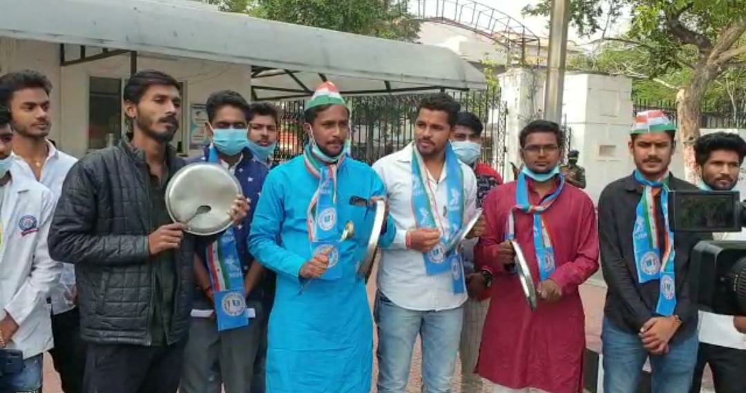 एनएसयूआई मेडिकल विंग ने पैरामेडिकल के छात्र छात्रों की जनरल प्रमोशन की मांग को लेकर राजभवन के बाहर थाली बजाकर किया विरोध प्रदर्शन | New India Times