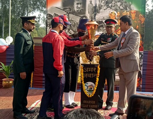 स्वर्णिम 50 वर्ष विजय मशाल का मथुरा रिफाईनरी में हुआ भव्य स्वागत, 1971 के युद्ध में शहीद हुए सेना के जवानों को रिफाईनरी के कार्यकारी निदेशक ने की पुष्पाजंली अर्पित | New India Times