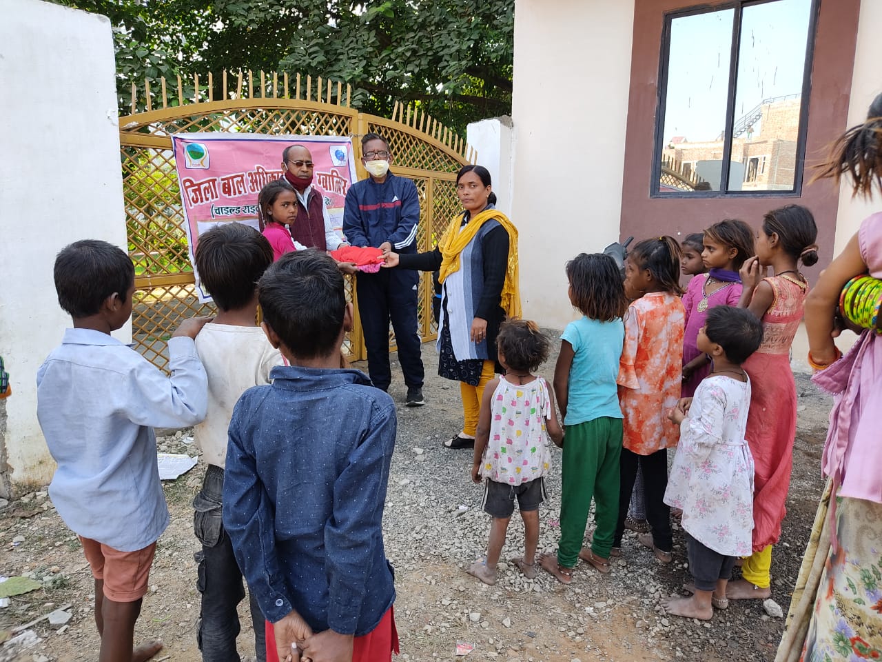 गोपाल किरन समाजसेवी संस्था ने वंचित श्रमिक परिवारों के बच्चों को गर्म कपड़े, ड्रेस वितरण कर उनको पहनवाये जूते-चप्पल | New India Times