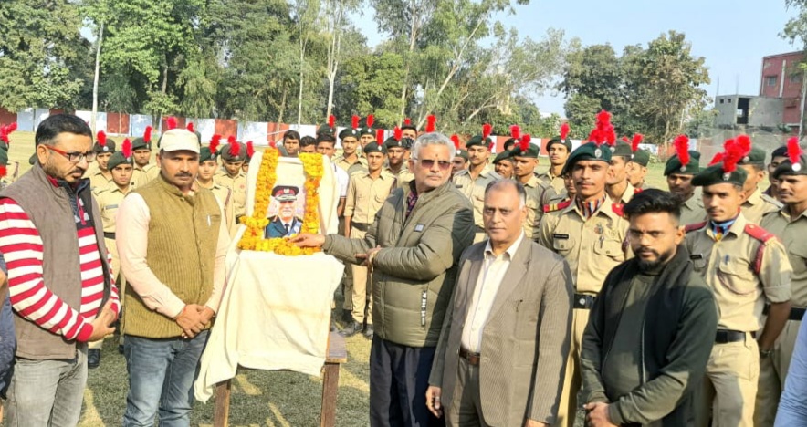 एनसीसी कैडेट्स व शिक्षक शिक्षिकाओं ने दुर्घटना में शहीद हुए जनरल विपिन रावत को दी श्रद्धांजलि | New India Times