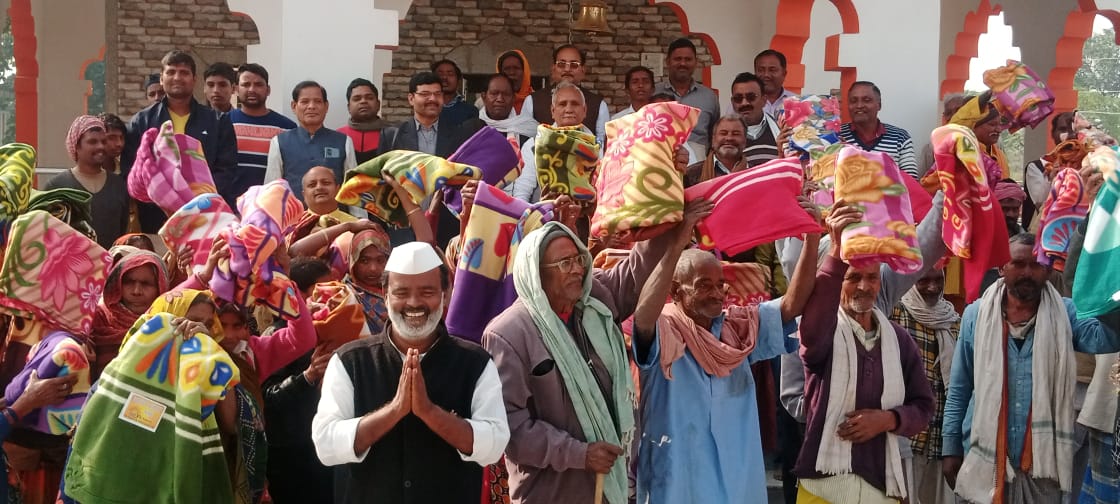 उद्योगपति विक्रमाजीत उपाध्याय ने कंबल वितरण महाअभियान चला कर गरीबों को बांटे कंबल | New India Times