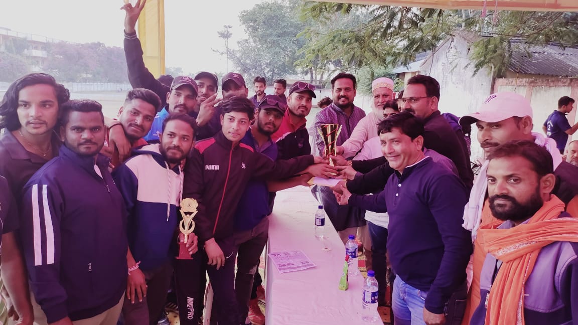 विक्रम सिंह मित्र मंडल एवं आरसीसी क्रिकेट क्लब के संयुक्त तत्वाधान में आयोजित टेनिस बॉल क्रिकेट टूर्नामेंट को झाबुआ क्रिकेट क्लब ने पहला और आरसीसी क्रिकेट क्लब ने प्राप्त किया दूसरा स्थान | New India Times