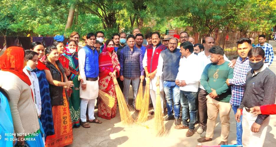 भाजपा संगठन ने धारेश्वर मंदिर में स्वच्छता अभियान में सहयोग कर प्रधानमंत्री मोदीजी का दिव्य 'काशी भव्य काशी' का सीधा प्रसारण देखा | New India Times