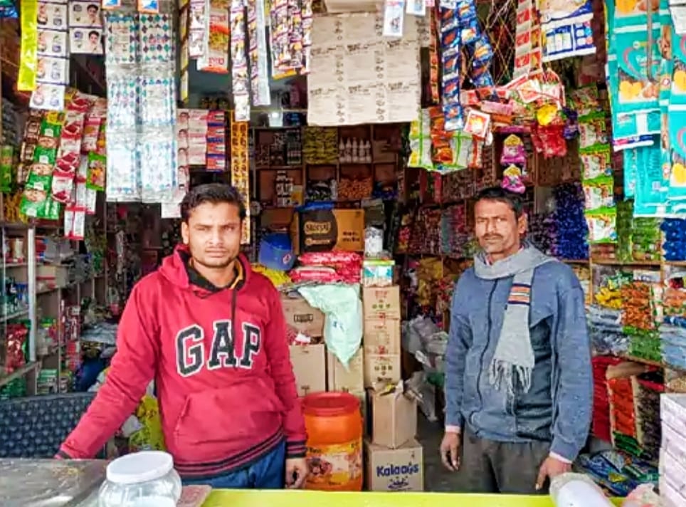 सिगरेट लेने आए बदमाशों ने किराना कारोबारी और उसके बेटे पर कट्टा अड़ाकर 80 हजार रुपए लूटे | New India Times