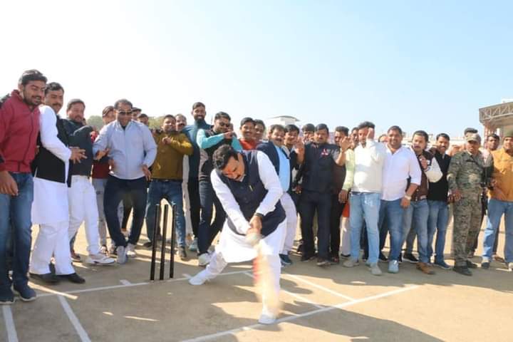 गृह मंत्री डॉ. नरोत्तम मिश्र ने लेदर बॉल क्रिकेट टूर्नामेंट में की शिरकत | New India Times