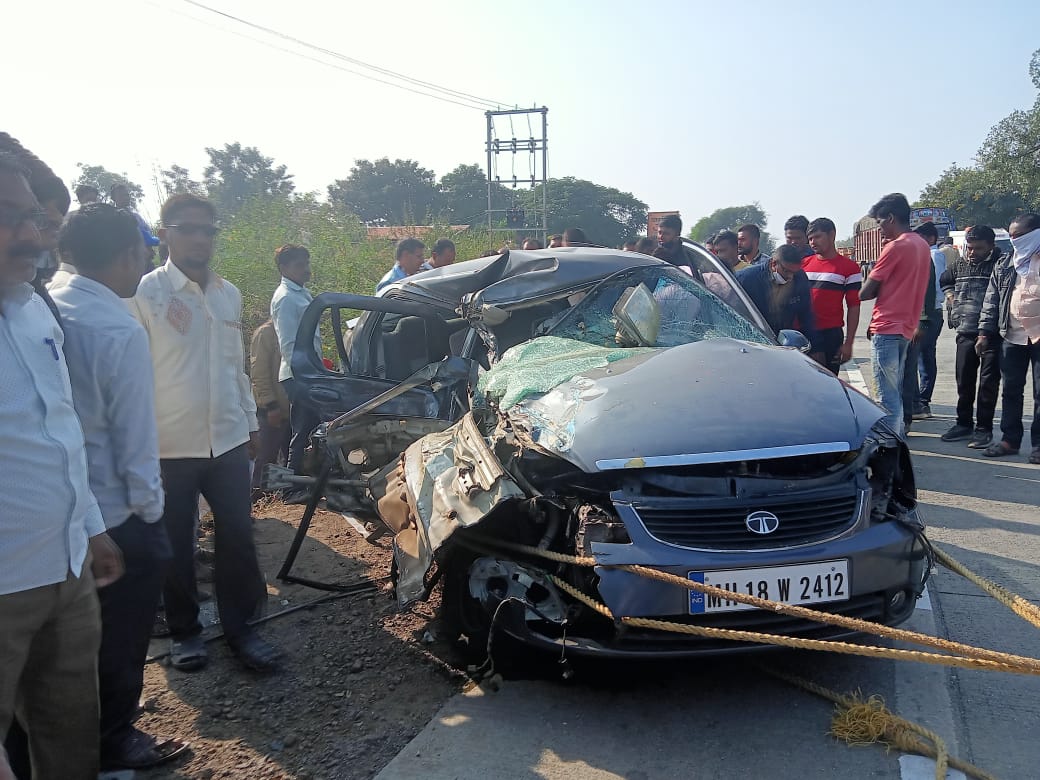 अज्ञात वाहन द्वारा कट मारने के कारण कार के उड़े परखच्चे, 3 की मौत, 6 महीने का शिशु सुरक्षित | New India Times