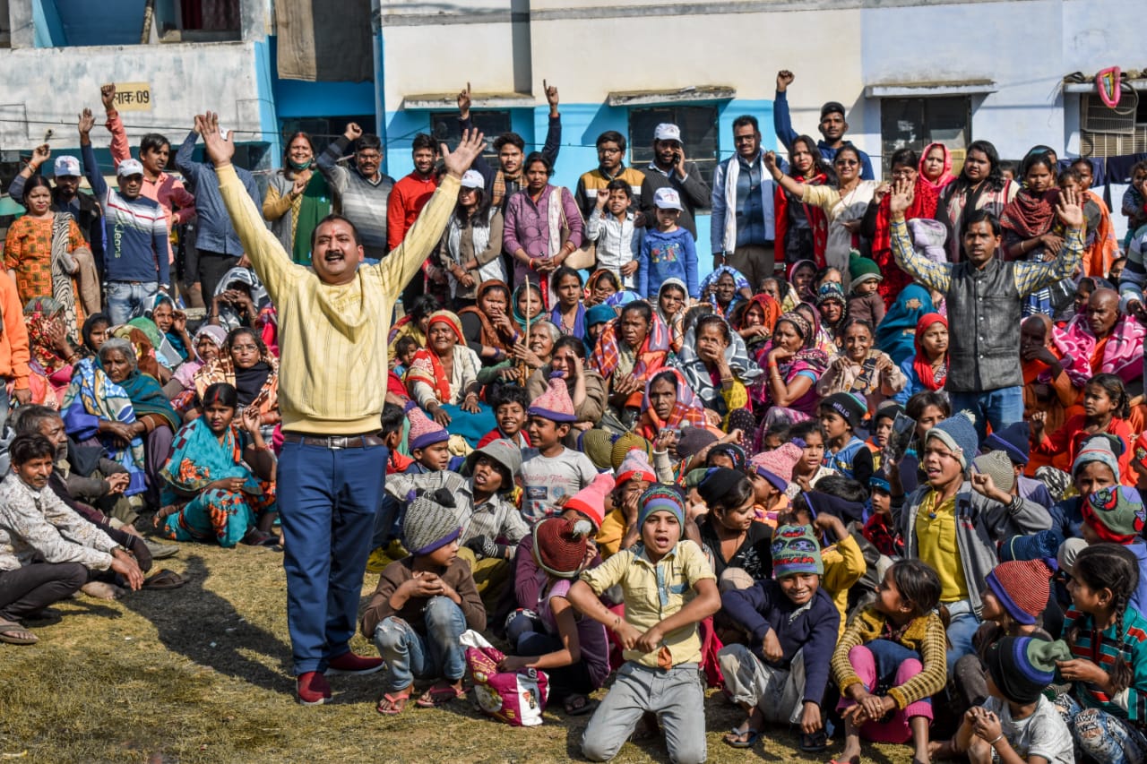 हर गरीब के साथ समस्या समाधान परिवार: अष्टम वस्त्र कार्यक्रम आयोजित कर जरूरतमंदों को बांटे गए कंबल, टोपा, मौजा, नए जूते, कपड़े | New India Times