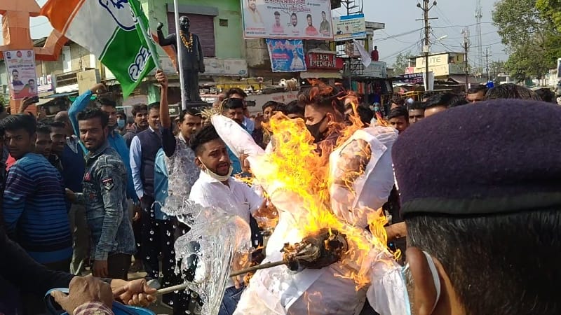 कांग्रेसियों ने सीएम के पुतले में लगाई आग, पुलिस ने छीन कर आग बुझाई | New India Times