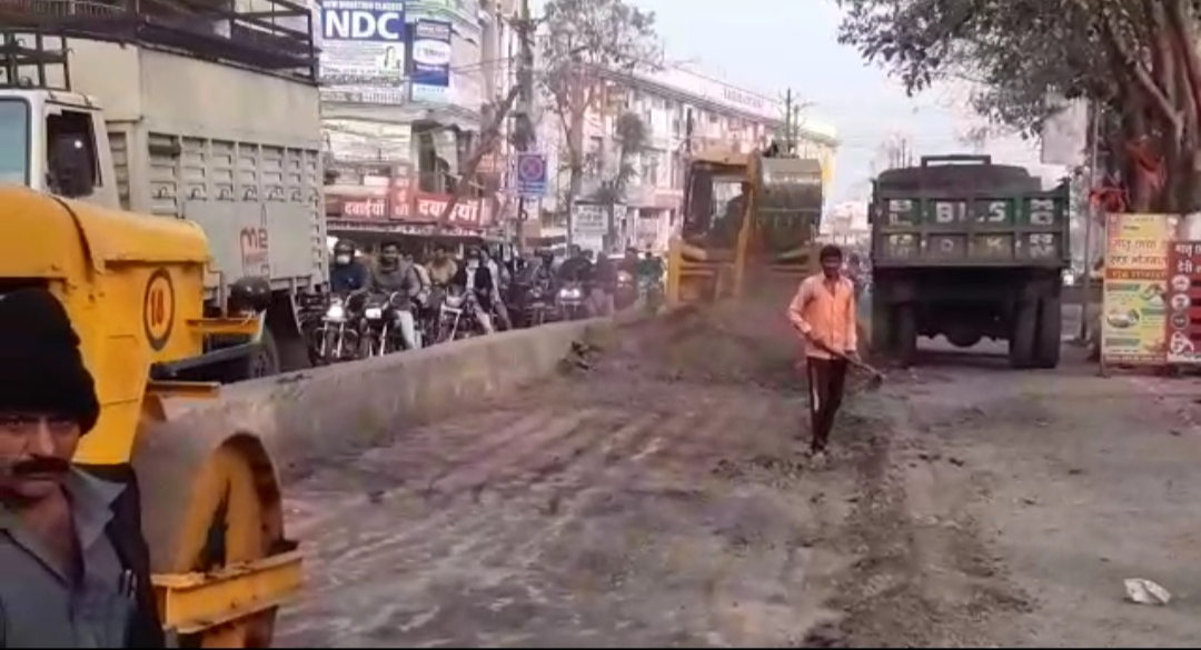 पुराने भोपाल की सड़कें खस्ता, प्रशासन पर सौतेला व्यवहार का आरोप, काफी इंतजार के बाद कुछ जगहों पर शुरू हुआ सड़क निर्माण कार्य | New India Times
