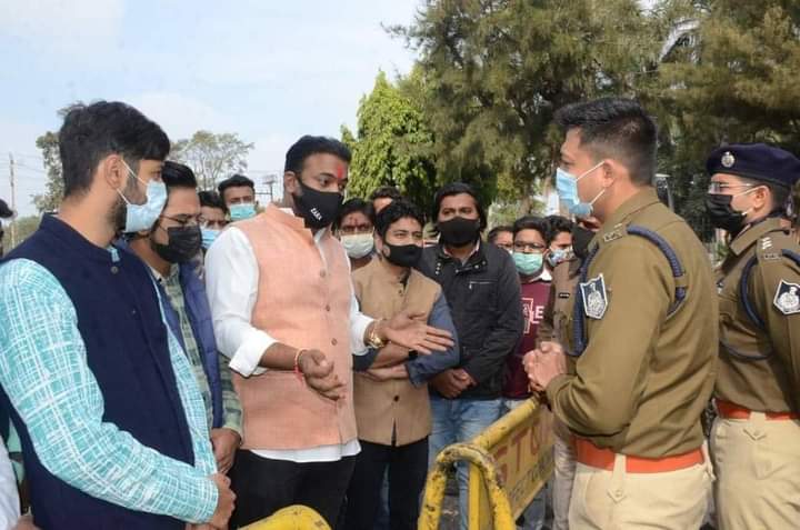 युवा कांग्रेस जिला अध्यक्ष नरेंद्र यादव के नेतृत्व में युवा कांग्रेस के कार्यकर्ताओं ने भोजपाल मेले के आयोजन को रूकवाने के लिए पुलिस कमिश्नर को सौंपा ज्ञापन | New India Times