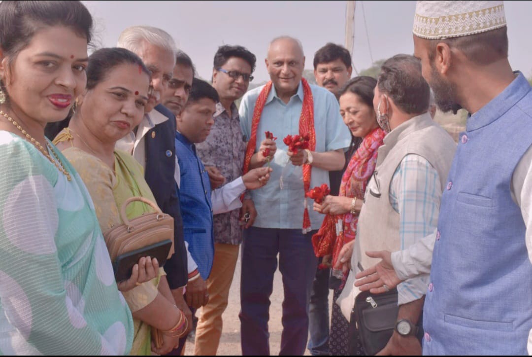 मेघनगर के जायका कॉफी हाउस में विदेश से आए रोटरी कल्ब के अतिथि विजय पटेल व श्रीमती नैना पटेल का रोटरी क्लब अपना व पत्रकारों ने गुलाब के फुल भेंट कर साफा बांध व झुलडी पहनाकर किया स्वागत व सम्मान | New India Times