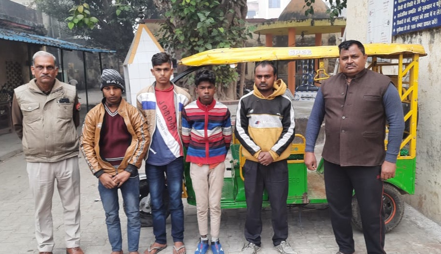 तीन नाबालिग सहित 4 आरोपी गिरफ्तार, चोरी का ई रिक्शा बरामद | New India Times