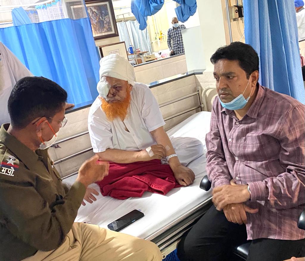 सभी धर्म के धर्मगुरुओं को पुलिस संरक्षण दिया जाये: डॉ आसिफ शेख. मीरा रोड नयानगर मस्जिद के घायल मौलाना शराफत खान से अस्पताल में डॉ आसिफ शेख ने की मुलाक़ात | New India Times