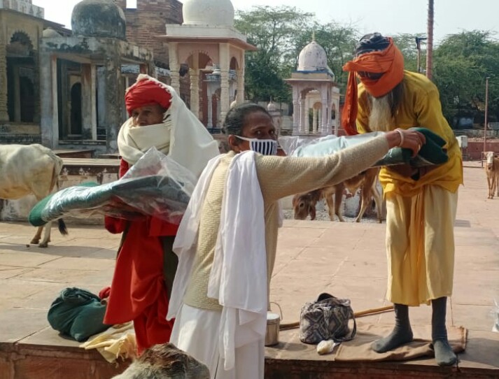 कांग्रेस सेवा दल की जिला महासचिव शोभा बाई किन्नर समाज द्वारा कंबलों का किया गया वितरण | New India Times