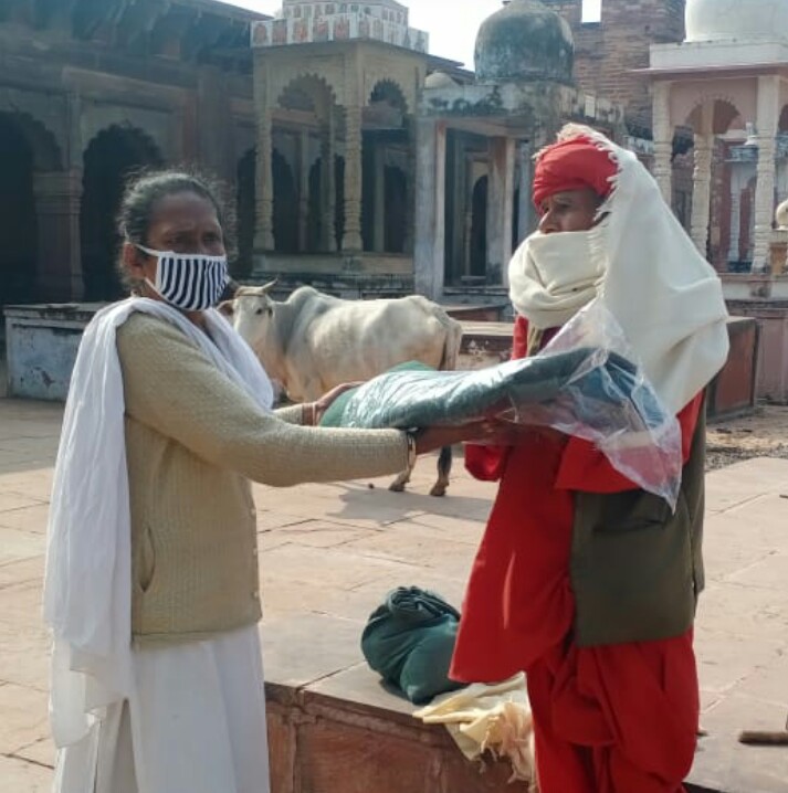 कांग्रेस सेवा दल की जिला महासचिव शोभा बाई किन्नर समाज द्वारा कंबलों का किया गया वितरण | New India Times