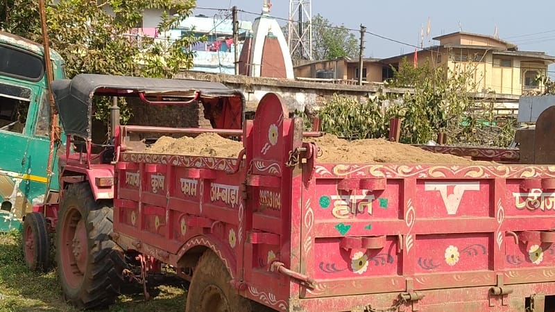 अवैध रेत परिवहन कर रहे ट्रैक्टर-ट्राली को पकड़ कर पुलिस ने मालिक और चालक के खिलाफ किया मामला दर्ज | New India Times