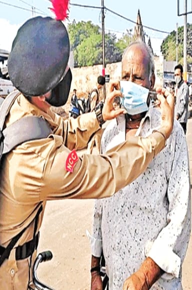 ग्वालियर में बिना मास्क लगाए हुए लोगाें का किया चालान, किसी को गुस्सा तो किसी को आई शर्म | New India Times