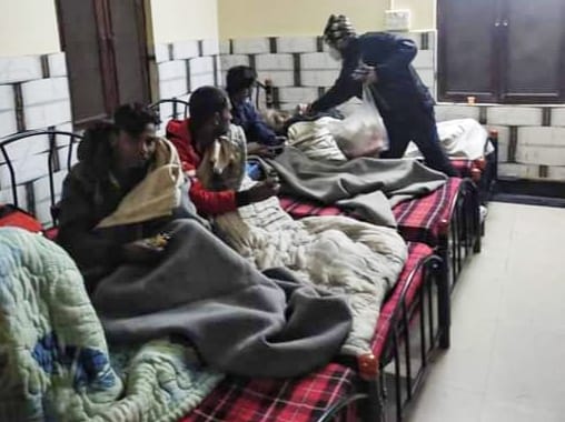 कड़कड़ाती सर्दी में खुले आसमान के नीचे सो रहे लोगों को जिला प्रशासन, निगम प्रशासन एवं पुलिस प्रशासन ने अभियान चलाकर पहुंचाया रैन बसेरा | New India Times