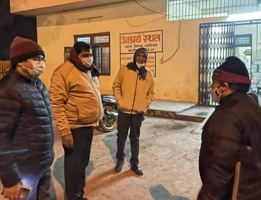 कड़कड़ाती सर्दी में खुले आसमान के नीचे सो रहे लोगों को जिला प्रशासन, निगम प्रशासन एवं पुलिस प्रशासन ने अभियान चलाकर पहुंचाया रैन बसेरा | New India Times