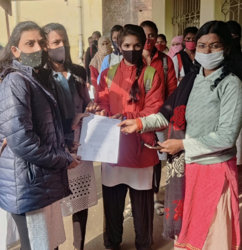 प्रोफेसर अजय नावरे के स्थानान्तरण से नाराज छात्र छात्राओं ने पैदल मार्च करते सौंपा ज्ञापन | New India Times