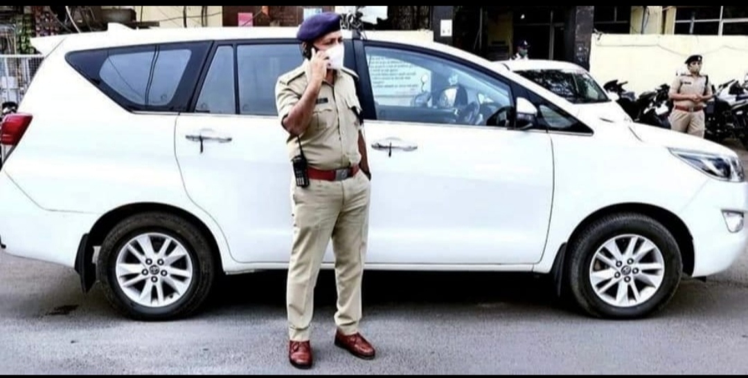 ग्वालियर एसएसपी अमित सांघी ने कार में शराब पीते हुए चार लाेगाें को पकड़ा, लगाया 10 हजार का जुर्माना | New India Times