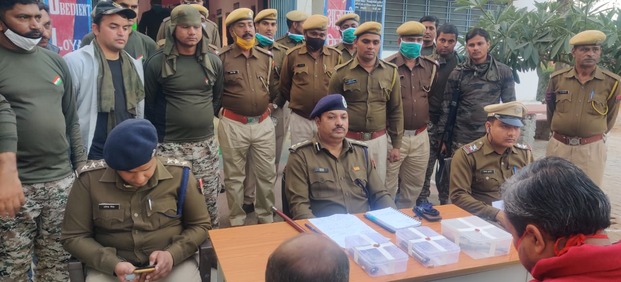 धौलपुर जिला के बीहड़ों में पुलिस ने कार्रवाई कर तीन आरोपियों को अवैध हथियारों के साथ किया गिरफ्तार | New India Times