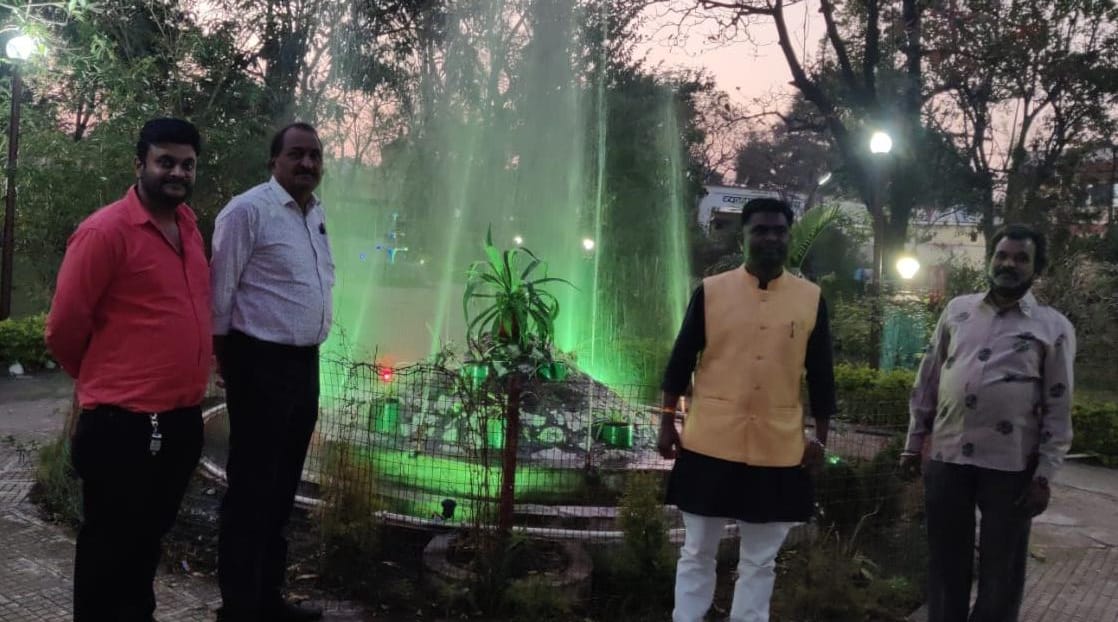गर्मी की दस्तक के पहले नगर परिषद ने की उद्यान की सफाई, आकर्षक फ़व्वारे के साथ विद्युत सज्जा कर बढ़ाई रौनक | New India Times
