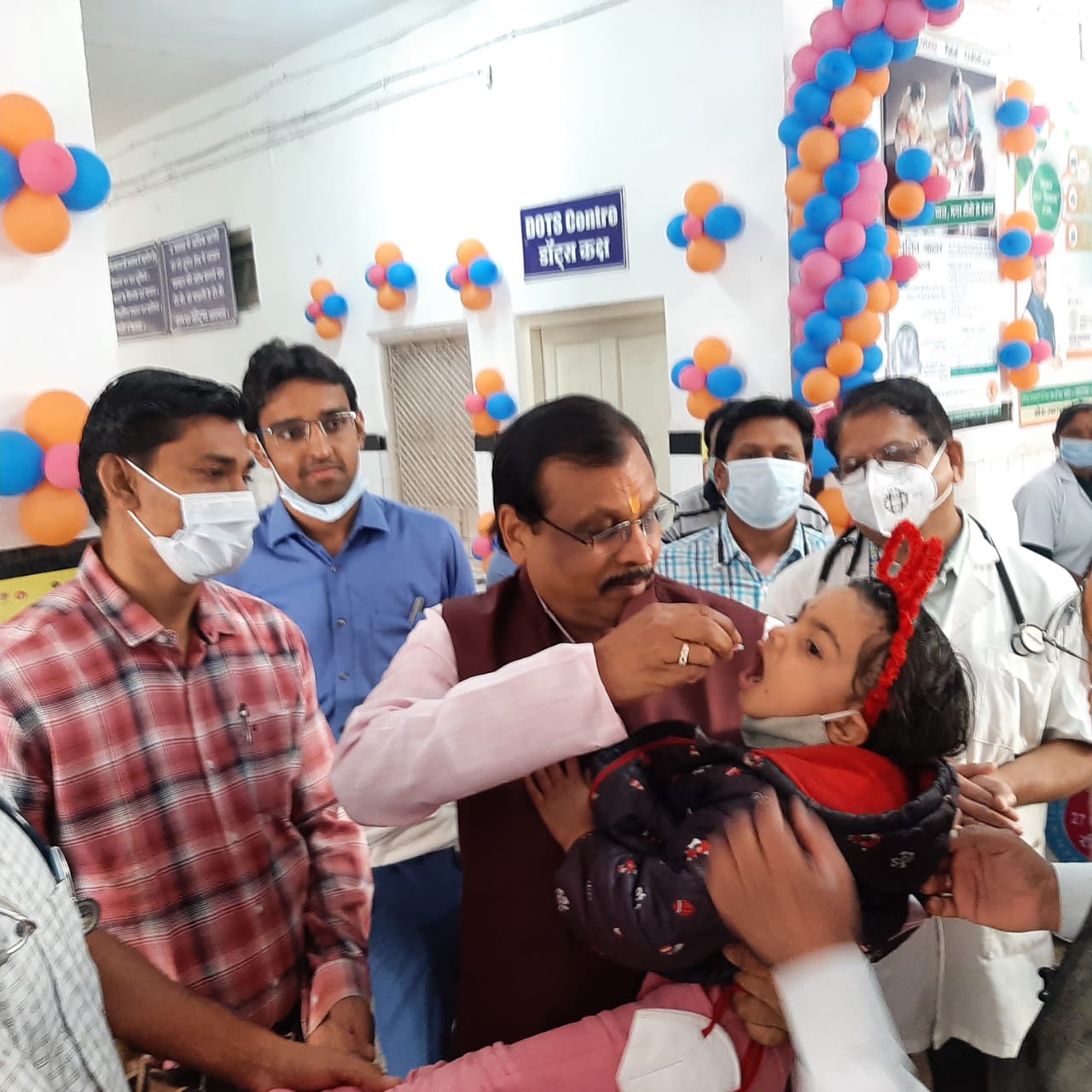 सांसद डामोर द्वारा नन्हे-मुन्ने बच्चों को दो बूंद दवाई पिला कर किया गया पल्स पोलियो अभियान का शुभारंभ | New India Times