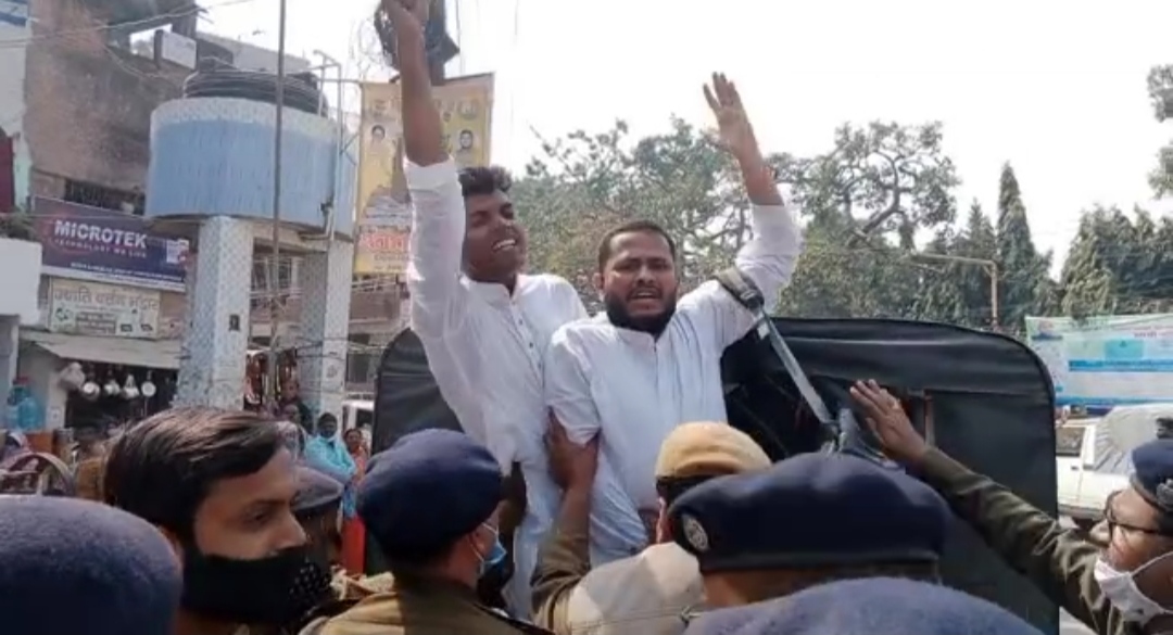 मुख्यमंत्री के खिलाफ़ प्रदर्शन कर रहे तीन छात्र नेताओं को पुलीस ने लिया हिरासत में | New India Times