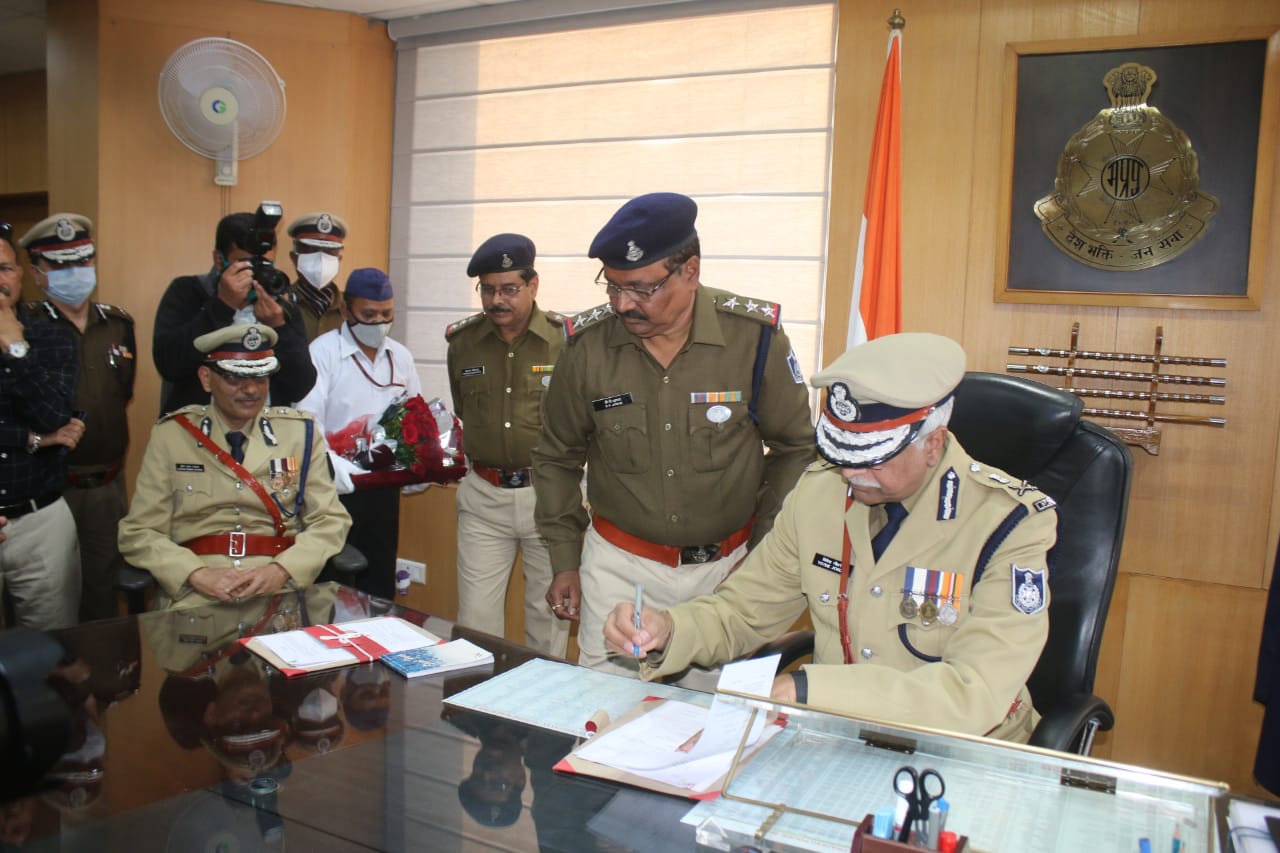 पुलिस महानिदेशक विवेक जौहरी के सेवानिवृत्त के अवसर पर विदाई परेड का हुआ आयोजन | New India Times