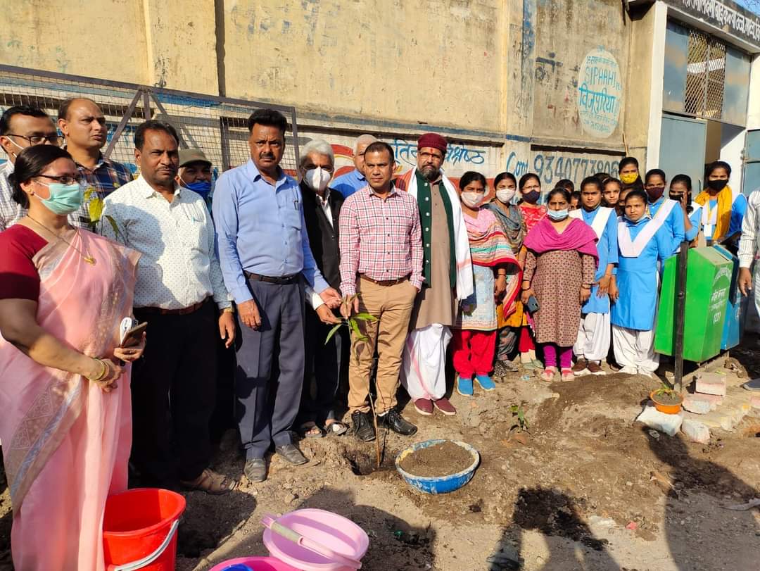अंकुर अभियान के तहत् पंजीयन कर लोगों ने लगाए 15 हजार पौधे, एमएलबी कन्या विद्यालय में छात्राओं ने भी किया पौधारोपण | New India Times