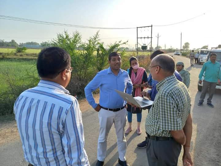 कलेक्टर श्री कौशलेन्द्र विक्रम सिंह ने अचानक खेतों पर पहुँचकर किया गेहूँ की फसल का सत्यापन | New India Times