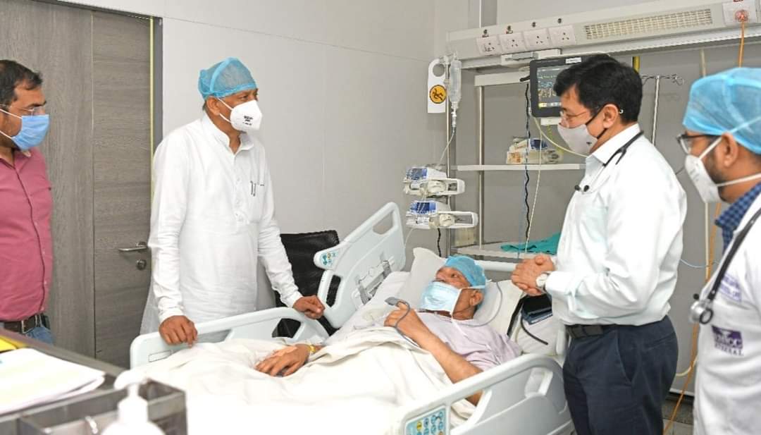 विधायक पारीक से मुख्यमंत्री गहलोत व सुभाष महरिया ने अस्पताल में मिल कर ली स्वास्थ्य की जानकारी | New India Times