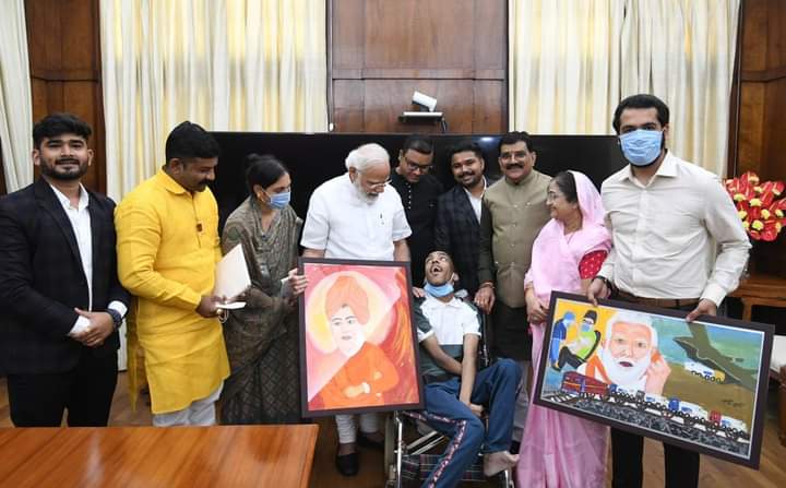 सदी के महानायक से मिलने के बाद प्रधानमंत्री से मिले बड़वाह के दिव्यांग चित्रकार आयुष कुंडल | New India Times
