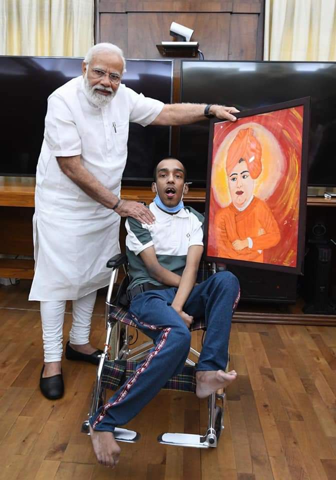 सदी के महानायक से मिलने के बाद प्रधानमंत्री से मिले बड़वाह के दिव्यांग चित्रकार आयुष कुंडल | New India Times