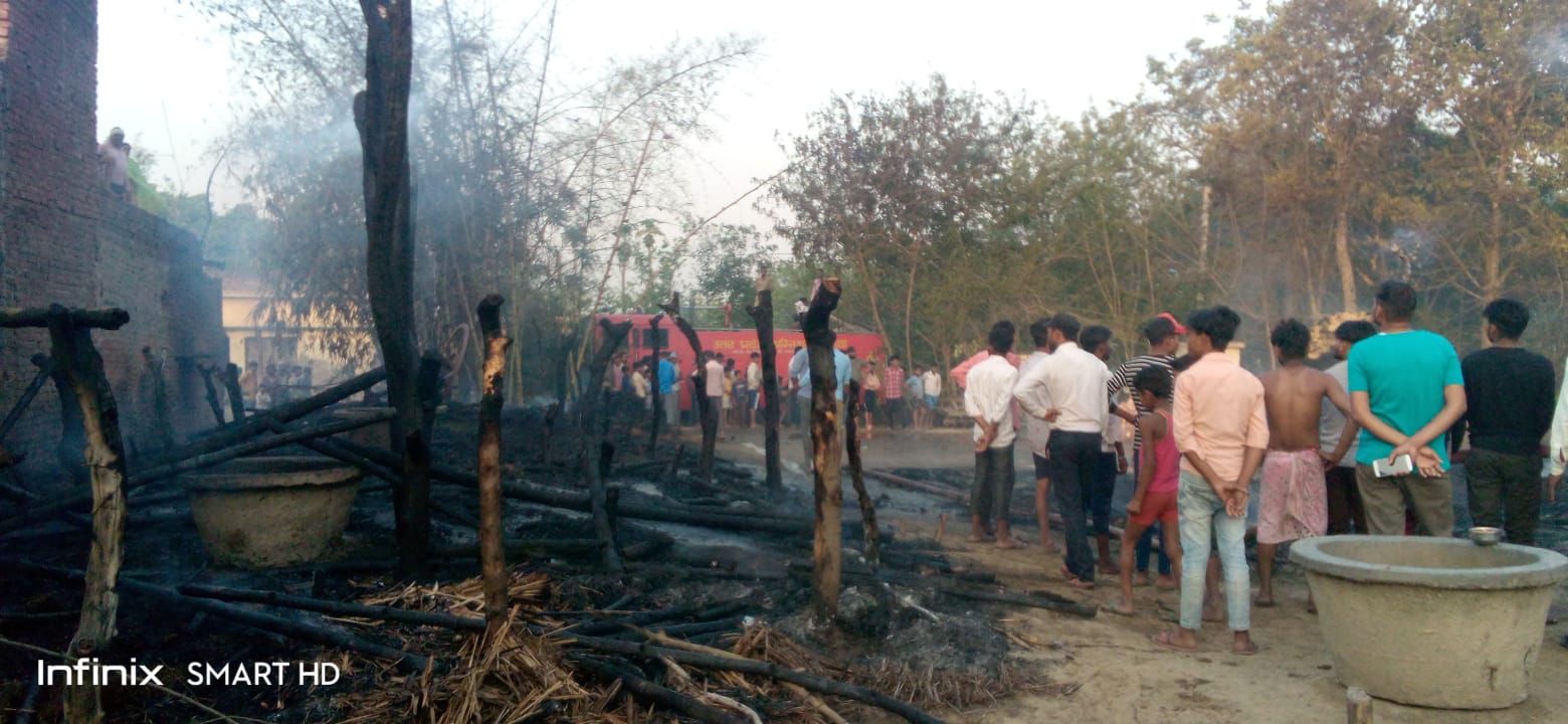 आग लगने से हुआ लाखों का नुकसान, आग बुझाने के प्रयास में झुलसे दो लोग | New India Times