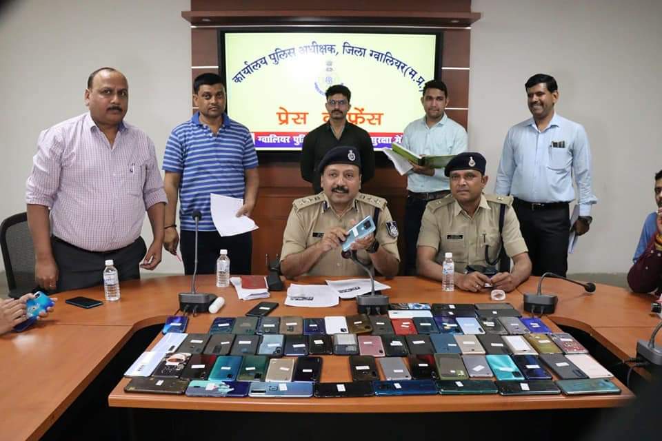 ग्वालियर सायबर सेल पुलिस ने दो माह में बरामद किए 17 लाख 64 हजार रूपये कीमत के 102 मोबाइल, मोबाइल वापस मिलने पर मोबाइल मालिकों के खिले चेहरे | New India Times