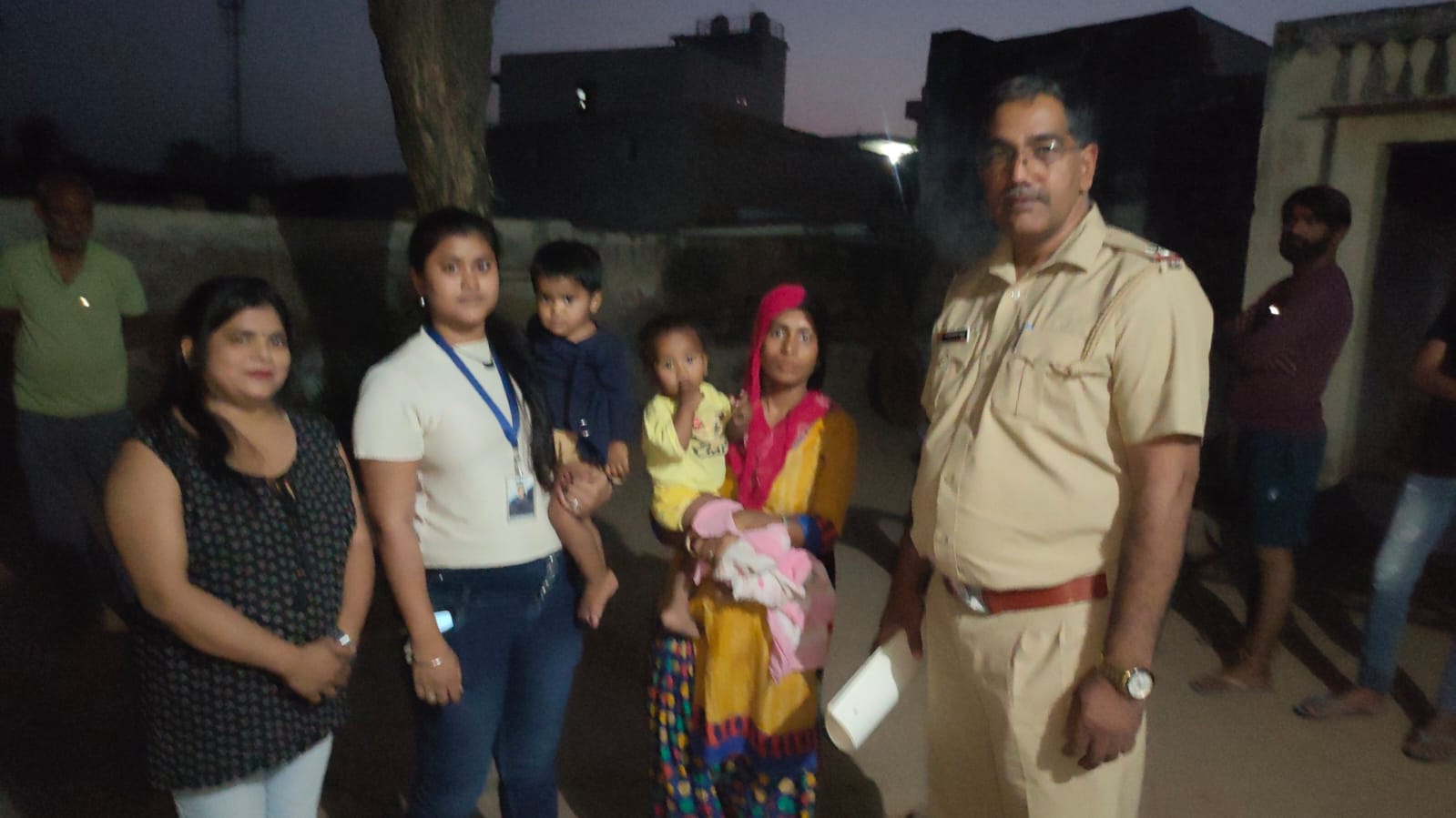 मथुरा से उठाई गई बच्ची भीम सेना और गुरुग्राम पुलिस के संयुक्त ऑपरेशन से सकुशल बरामद, भौंडसी के रिठौज गांव से बरामद की गई 2 साल की दुधमुंही बच्ची मां को सकुशल सुपुर्द | New India Times