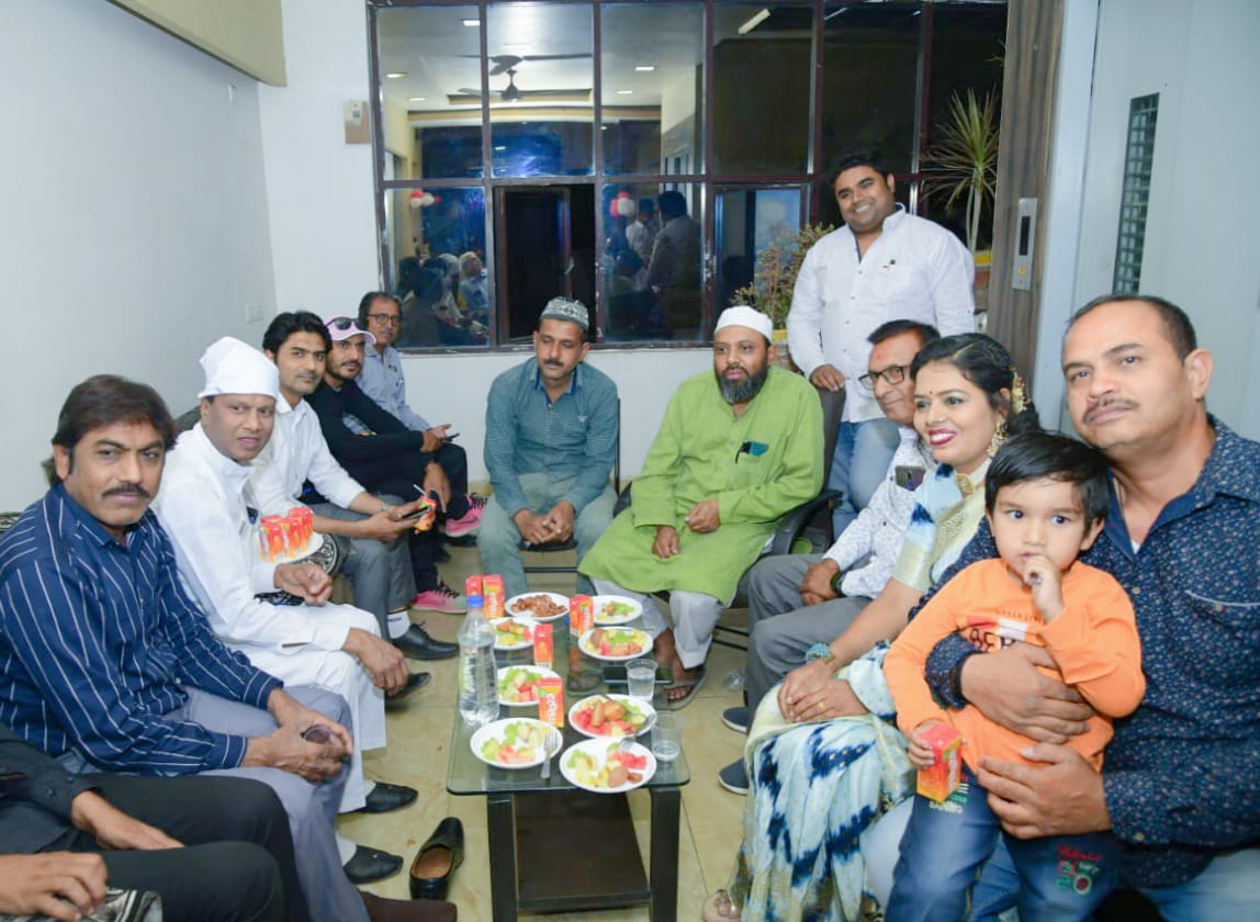 संस्कार भारती फाउंडेशन की संचालिका चंदनबाला शर्मा (बबली बहन) ने अपने जन्मदिन पर मुस्लिम भाईयों को दी इफ्तार पार्टी | New India Times