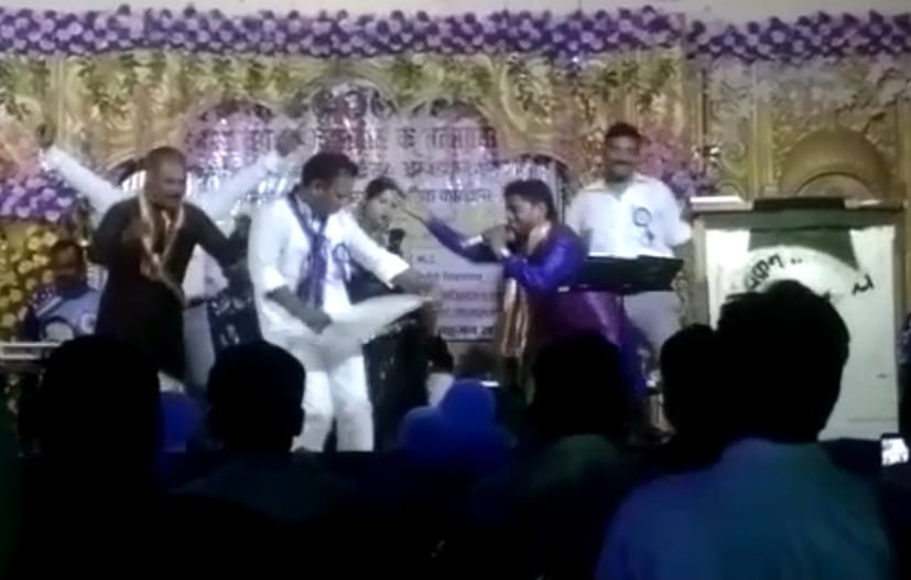बीजेपी विधायक ललन पासवान का नर्तकी के साथ ठुमके लगाते एवं गायक पर पैसा लुटाते हुए का वीडियो सोशल मीडिया पर हुआ वायरल | New India Times
