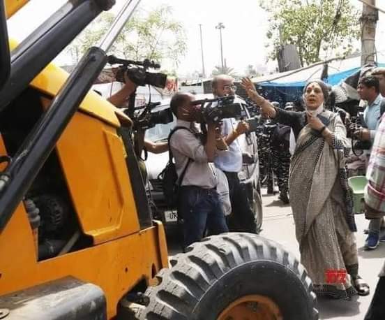दिल्ली के जहांगीरपुरी में बुलडोजर के सामने खड़ी हुईं वृंदा करात. देश में अघोषित आपातकाल जैसे हालात: कामरेड अमराराम | New India Times