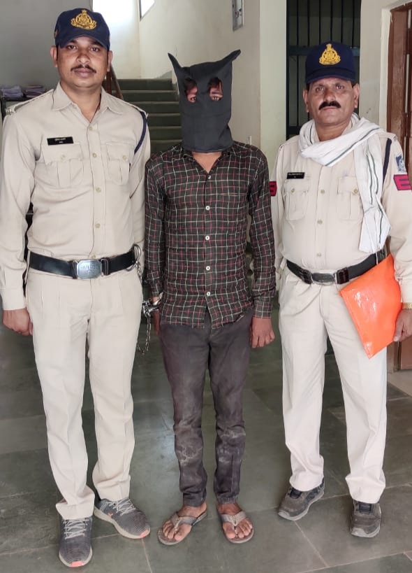 नेपानगर के ग्राम चिडियापानी के इनामी बदमाश स्थायी वारंटी नूरिया पिता गिना भील को गुजरात के पोरबन्दर से नेपानगर पुलिस ने किया गिरफ़्तार | New India Times
