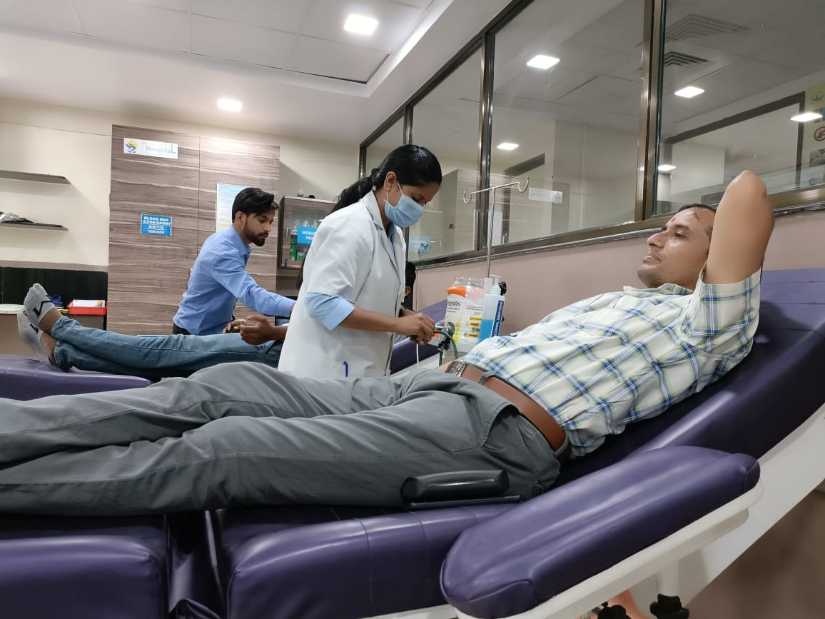 बुरहानपुर के अपर कलेक्टर ने मानवता का परिचय देते हुए किया रक्तदान | New India Times