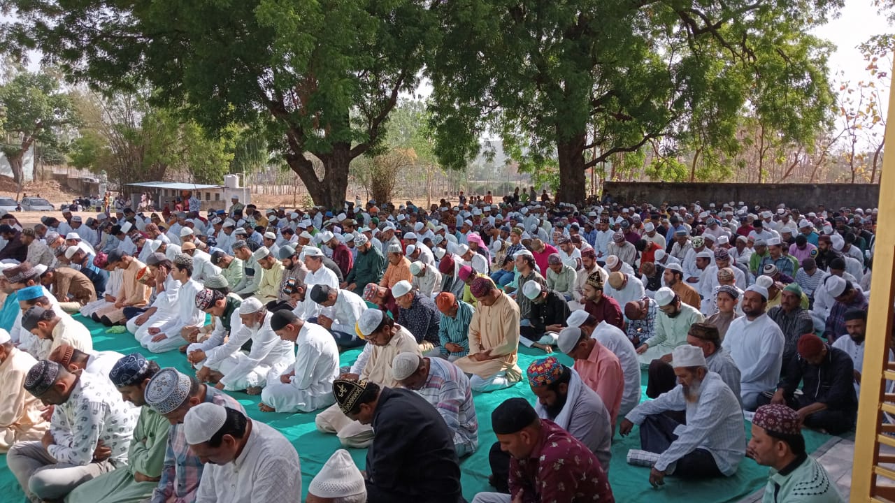 अलीराजपुर में हर्षोल्लास के साथ मना ईद उल फितर का पर्व, स्थानीय ईदगाह मैदान पर अदा की गई ईद की नमाज़ | New India Times