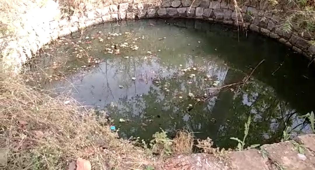 पानी की समस्या से ग्रामीण जनता परेशान, कुएं में पीने योग्य नहीं है पानी | New India Times