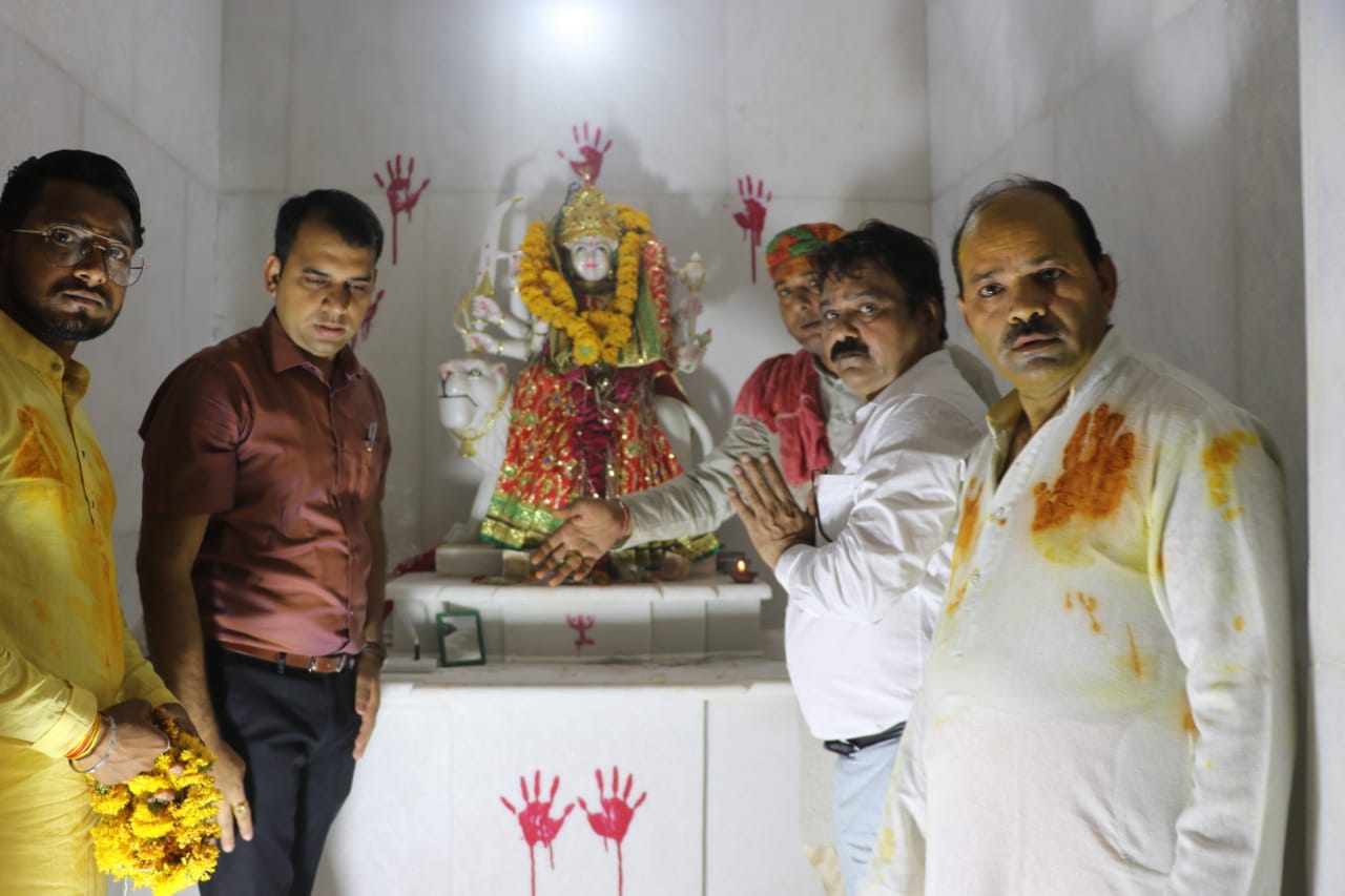 थांदला के ग्राम परवलिया रणछोडराव मंदिर पर मुर्ति स्थापना एवं प्राण प्रतिष्ठा कार्यक्रम में शामिल हुए जिला कलेक्टर सोमेश मिश्रा | New India Times