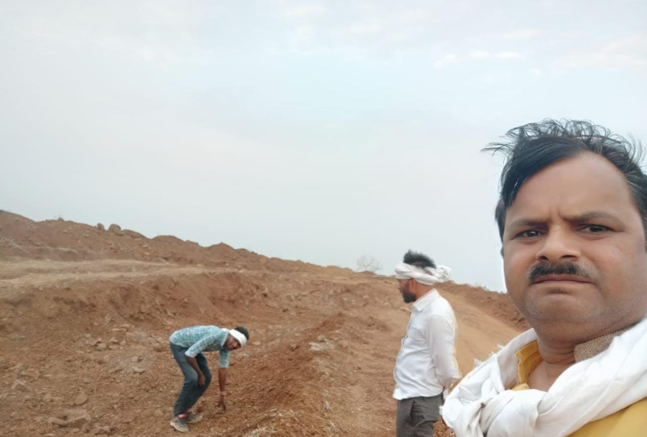 तालाब निर्माण कार्य में एक मजदूर से काम करा कर किया जा रहा है दिखावा, भ्रष्टाचार के मामलों में अधिकारियों द्वारा सचिव, सरपंच, सहायक सचिव को संरक्षण देने का आरोप | New India Times