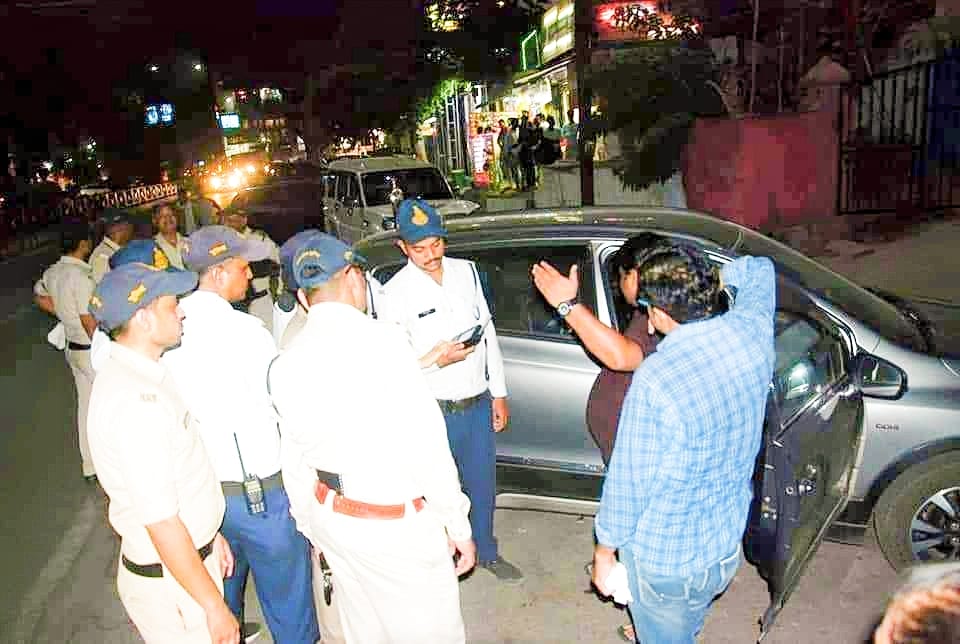 ग्वालियर पुलिस ने कार में शराब पीने वालों पर की ताबड़तोड़ कार्यवाही | New India Times